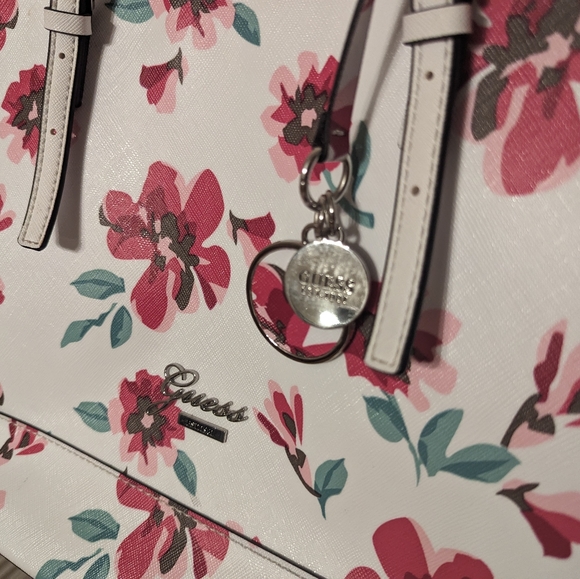 Guess Purse - Floral w/hang tags - Picture 2 of 4